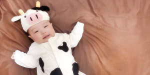 牛柄の服を着た赤ちゃん